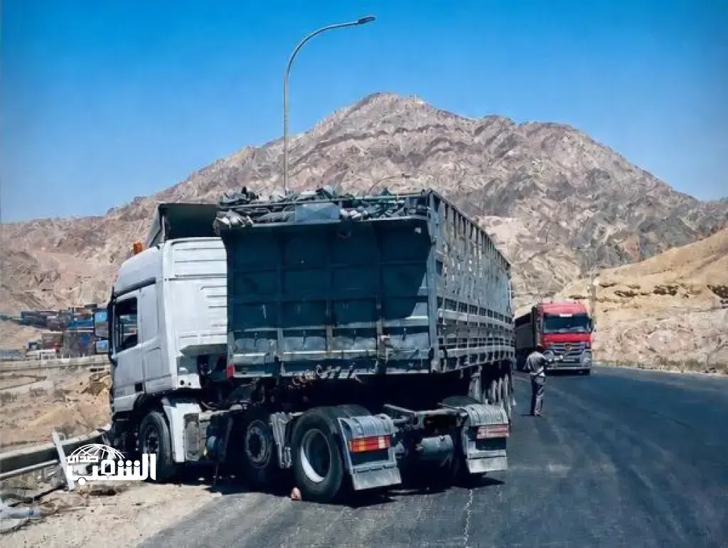تدهور شاحنة يغلق مسربا في الطريق الخلفي للعقبة