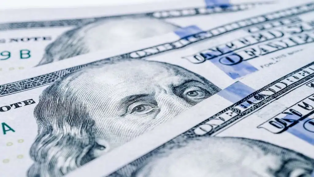 الدولار قرب أدنى مستوى منذ عدة أشهر وسط مخاوف الديون