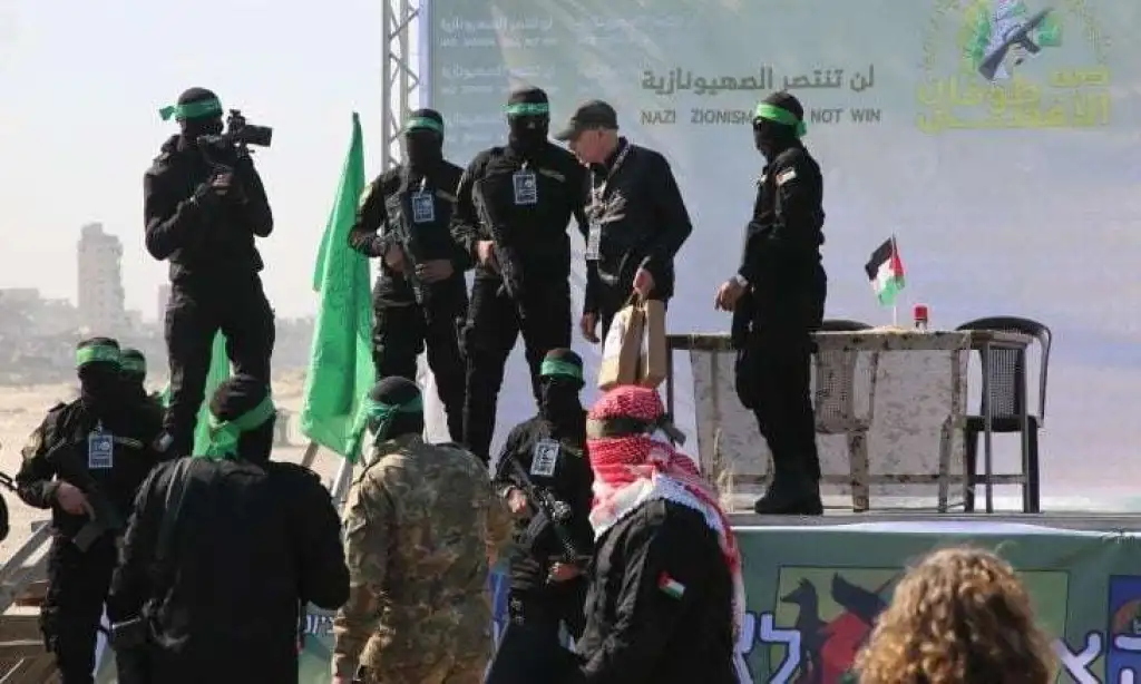 صحيفة أمريكية: حماس تحوّل إطلاق سراح الأسرى إلى مشهد مُهين لإسرائيل