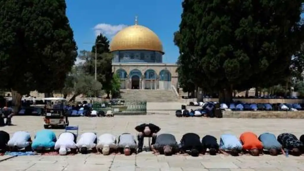 50 ألفاً يؤدون صلاة الجمعة في المسجد الأقصى