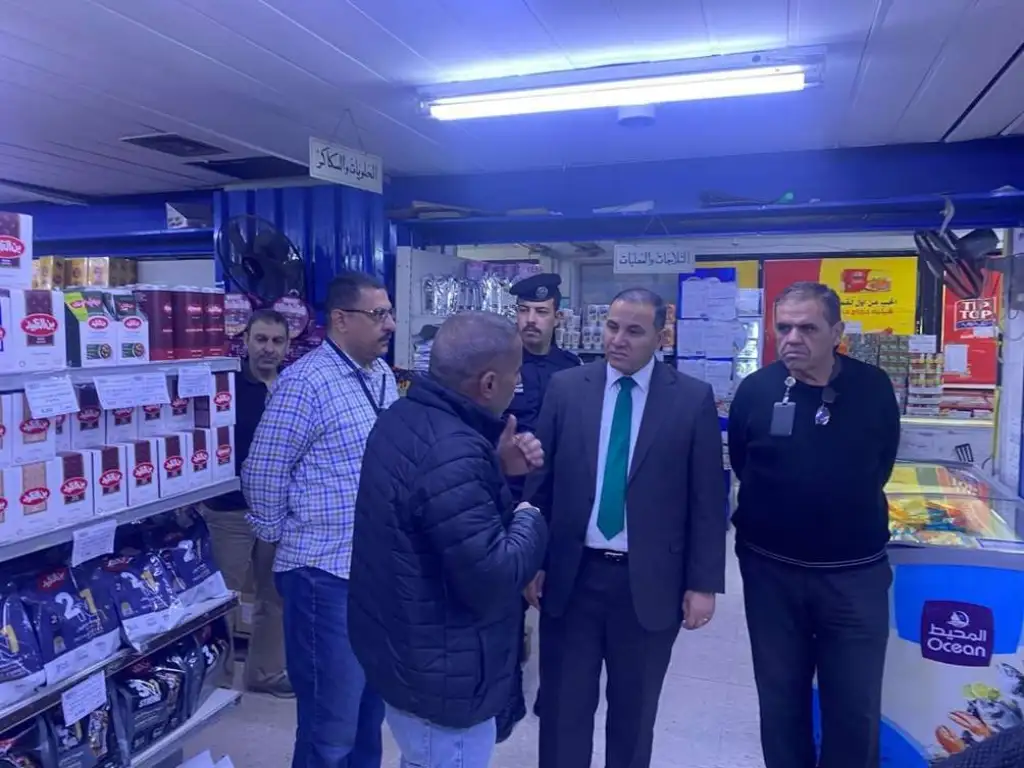 محافظ الزرقاء يتفقد أسواق المؤسسة الاستهلاكية المدنية