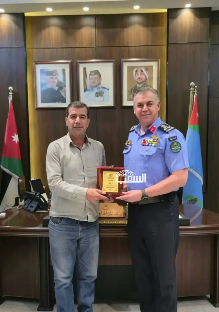 الأمن يُكرم "نشمي أردني" أعاد مصاغاً ذهبياً ومبلغاً مالياً عثر عليهما