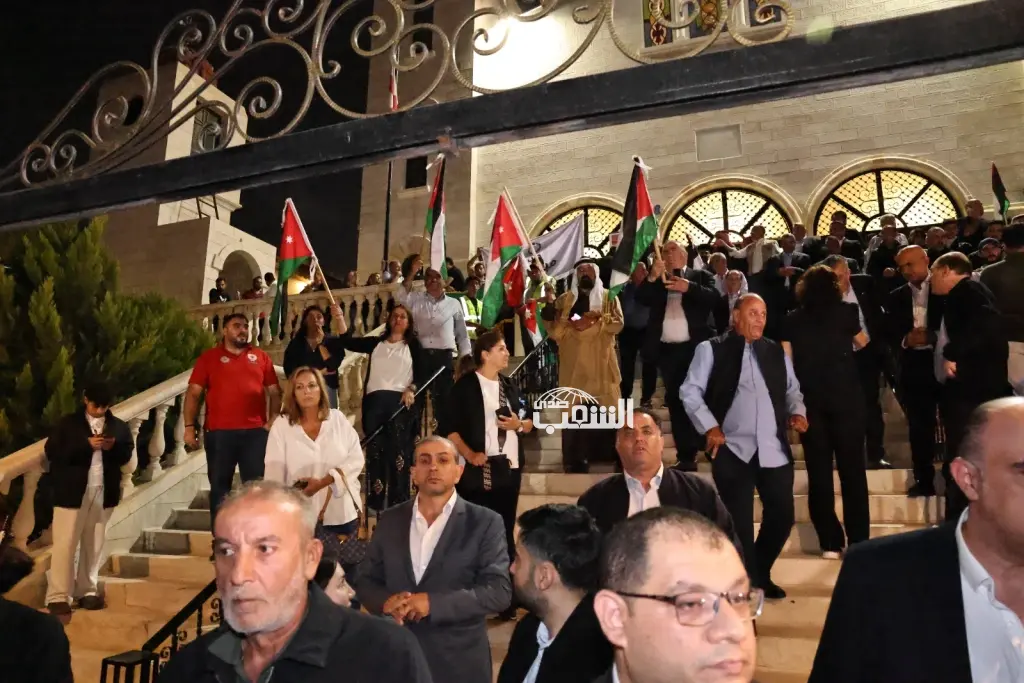 بالصور.. وقفة تضامنية أمام "كنيسة الروم الأرثوذكس" تنديداً بالإرهاب وتجسيداً للوحدة الوطنية
