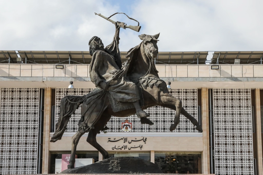 من بينها "الإدارة المحلية و الملكية العقارية" .. الأعيان يُقر 3 مشاريع قوانين