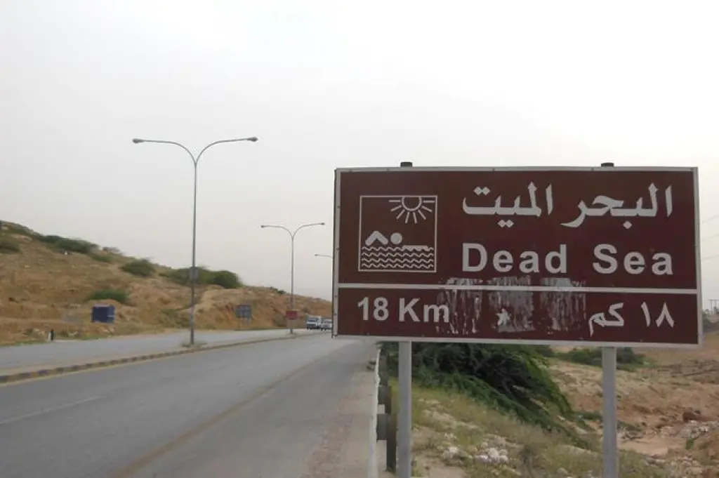 بعد انتهاء الصيانة بأيام .. طريق البحر الميت يغرق في (الظلام) .. من سرق شبكة الإنارة على (نزول العدسية)؟