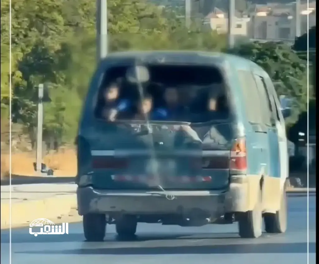 "بدون زجاج خلفي" .. إدارة السير تضبط حافلة لنقل "طلبة مدارس"