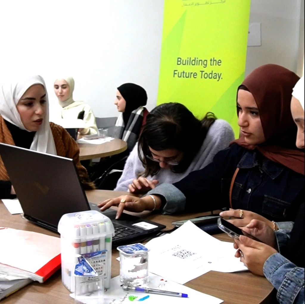 برنامج "مهارات" يواصل تمكين طلبة "الأردنية" بأدوات التصميم الرقمي Canva