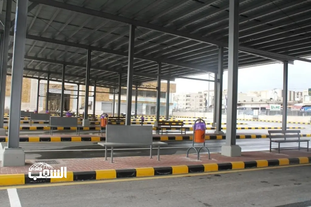حادثة طريفة في مجمع سفريات إربد .. ما هي حكاية "السائق المُحاصر"؟