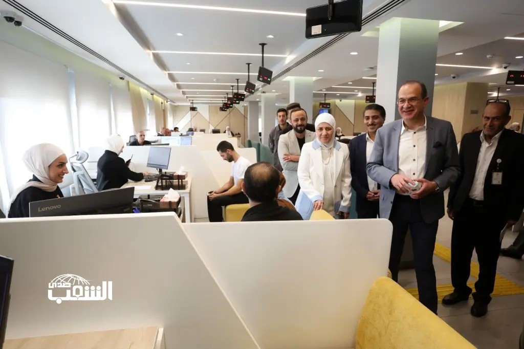 وزير الاقتصاد الرقمي يطلع على سير العمل في مركز الخدمات الحكومية الشامل بالعقبة