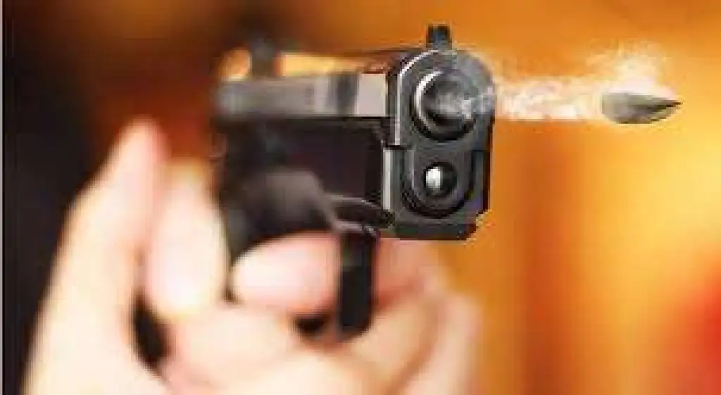 إلقاء القبض على شخص أقدم على قتل إبنه وإصابة زوجته