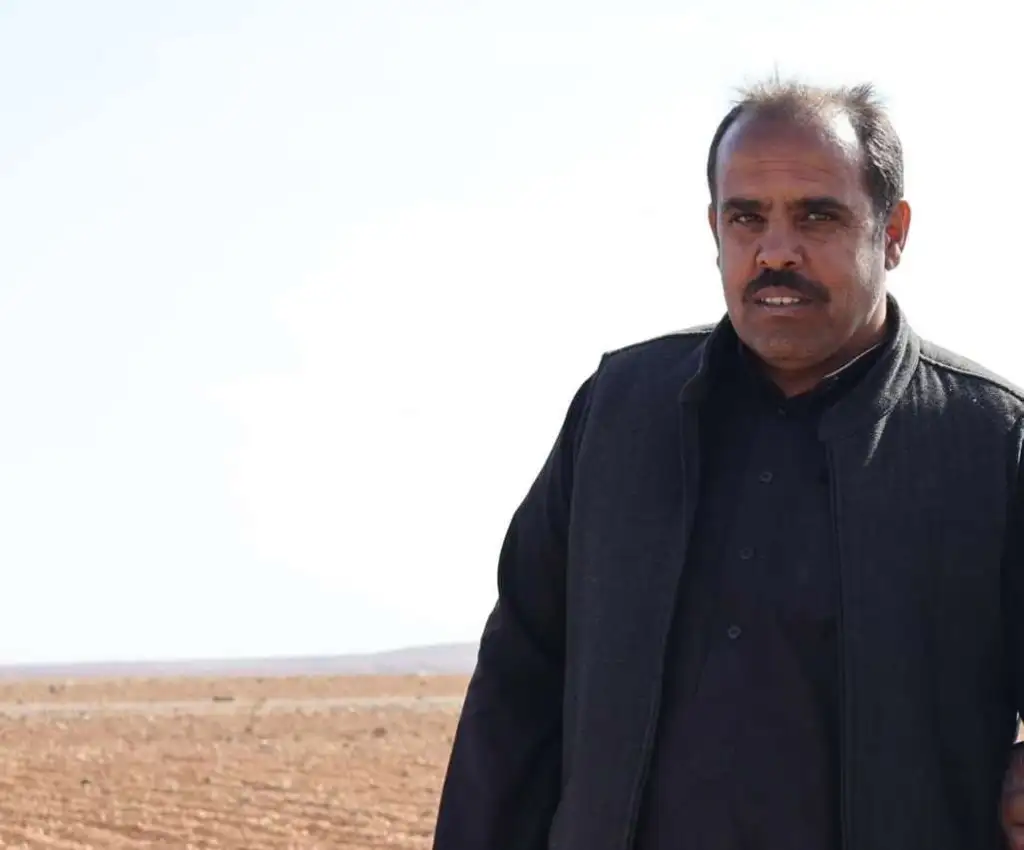 بلدية أم القطين والمكيفتة تشيد بجهود مراقب العمال (جمعة الشرفات) خلال المنخفض الجوي