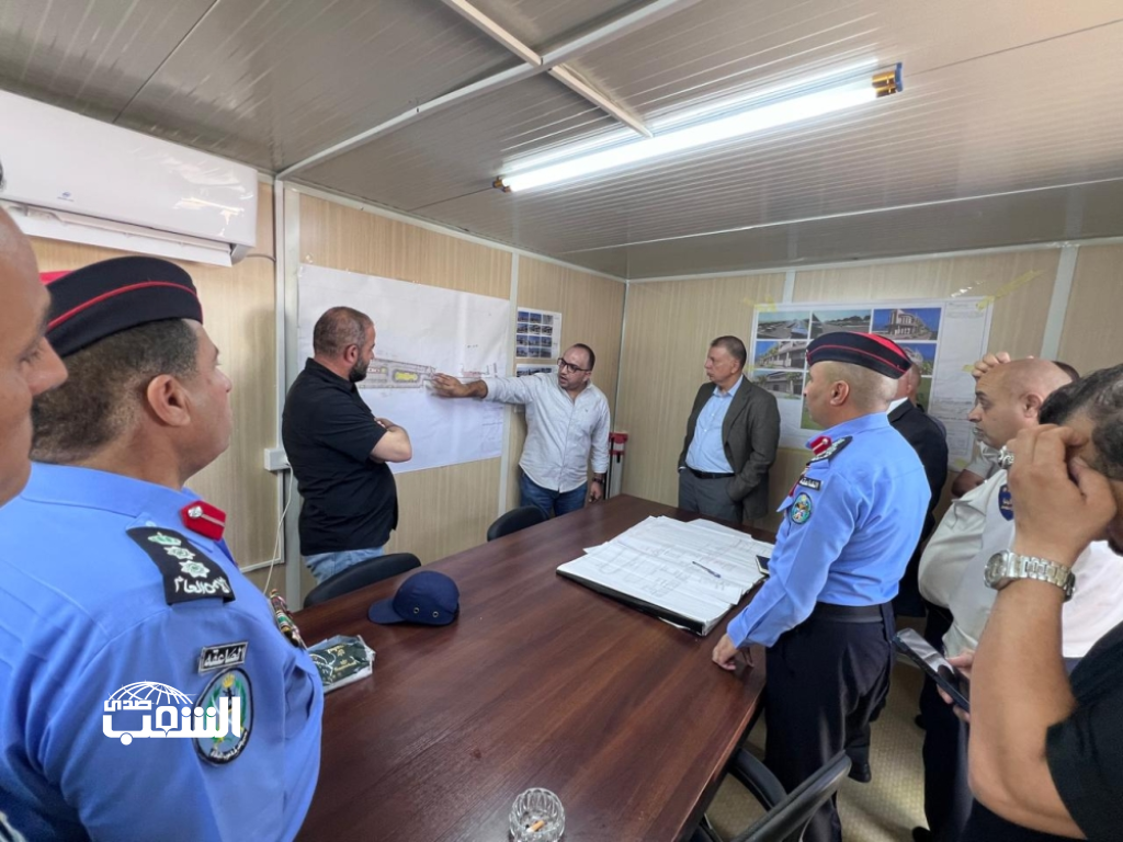 بالصور .. وزير الداخلية يتفقد إجراءات العمل في جسر الملك حسين