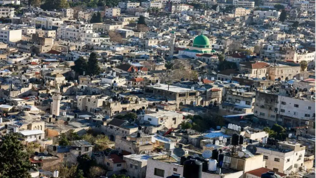 مستوطنون يحرقون مسجداً قيد الإنشاء في (قصرة) جنوبي نابلس
