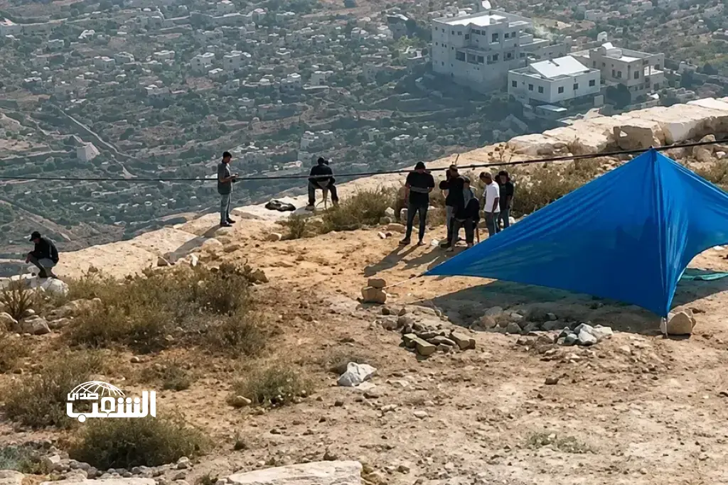 العشرات من "قطعان المستوطنين" يحاصرون فلسطينيين بـ"منزل" بقرية قصرة في نابلس