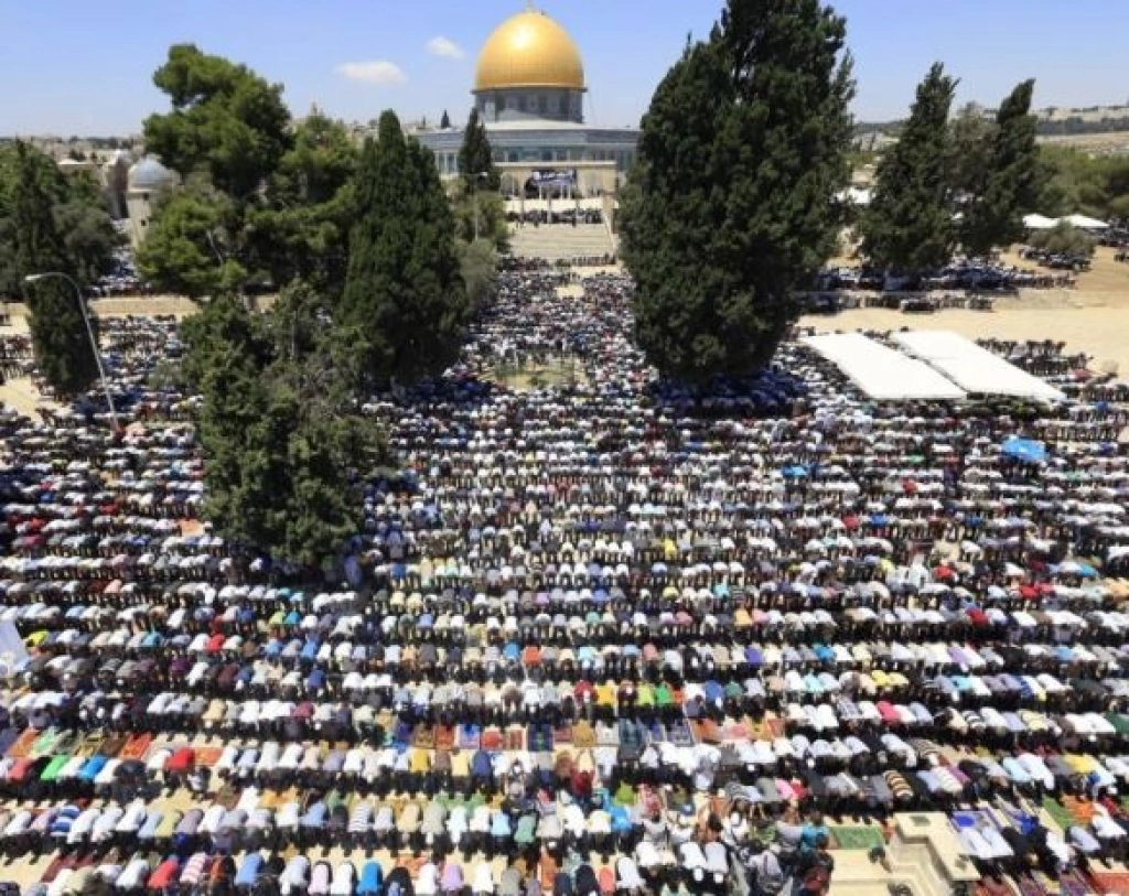 عشرات الآلاف يؤدون صلاة الجمعة في الأقصى