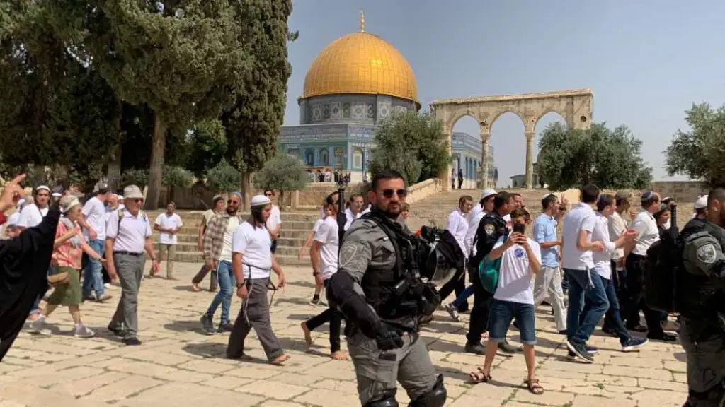 قطعان من المستعمرين تقتحم (الأقصى) و تؤدي طقوساً تلمودية أمام قبة الصخرة