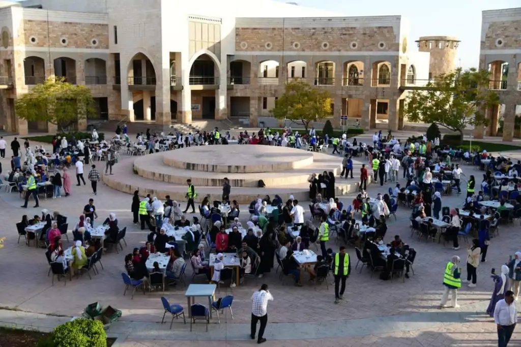 العلوم والتكنولوجيا تقيم إفطارًا خيريًا للأيتام
