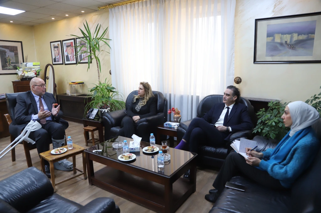 "الأردنية" والسفارة التشيلية تبحثان التعاون المشترك