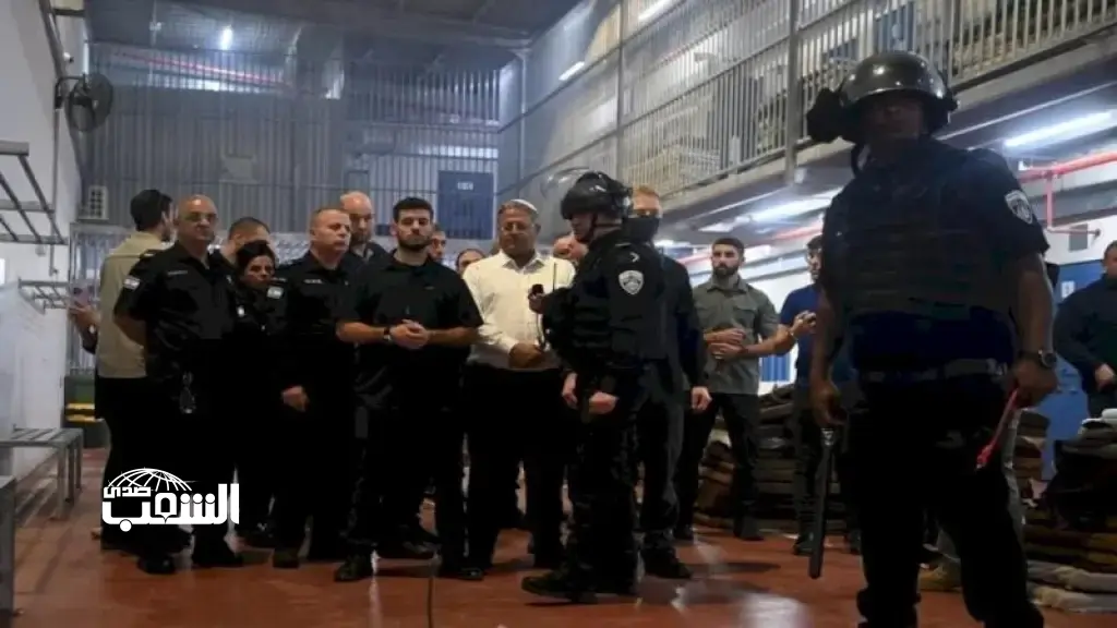 المتطرف "بن غفير" يقتحم زنازين الأسيرات و يتفاخر بمسؤوليته عن التنكيل بالأسرى