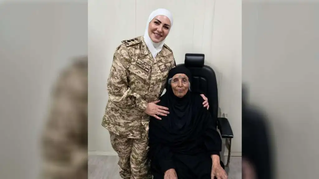 الملكة رانيا تشيد بإنجاز طبي أردني لزراعة (قرنية) صناعية لمعمّرة تبلغ 104 أعوام