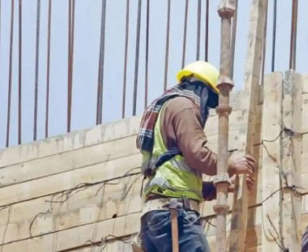 الحكومة: غرامة لا تقل عن 800 دينار لكل صاحب عمل يضبط لديه "عامل مخالف"
