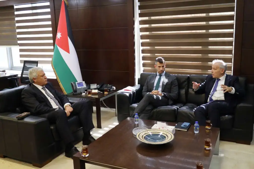 القطامين يلتقي رئيس مجلس إدارة مجموعة المطار الدولي ويبحث مشاريع التوسعة وتطوير مطار الملكة علياء