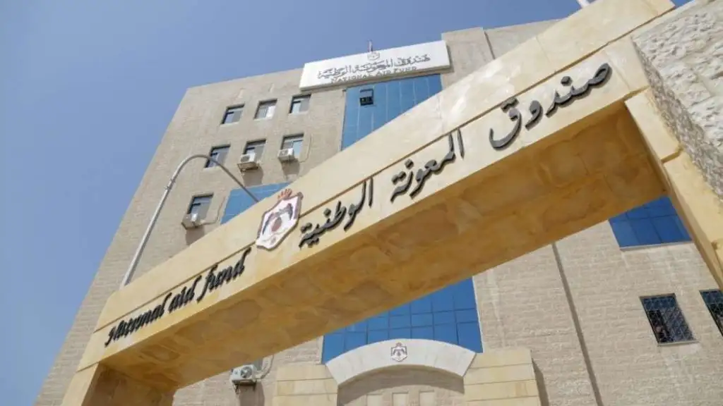 صندوق المعونة يصرف دعماً نقدياً لأسرة تضرر منزلها في الرويشد جراء الأحوال الجوية