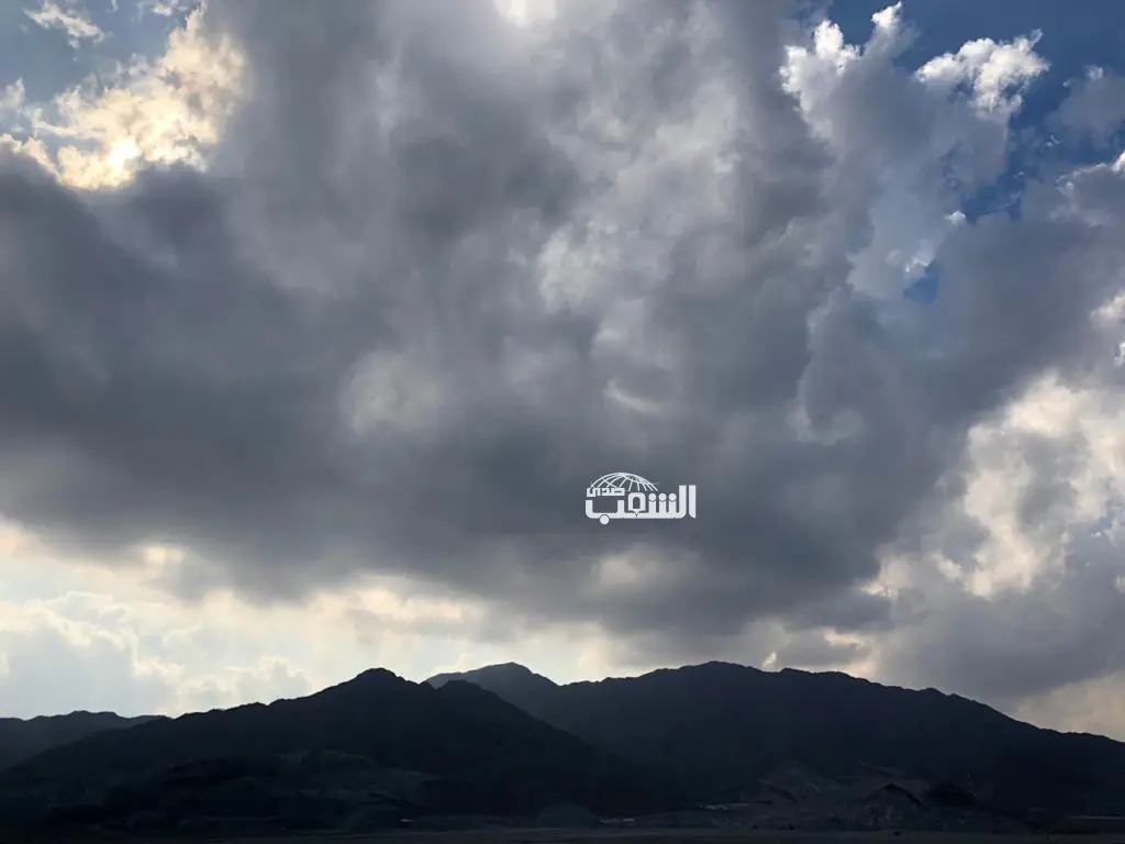 طقس لطيف اليوم مع احتمال زخات مطر شمال المملكة وانخفاض الحرارة الجمعة
