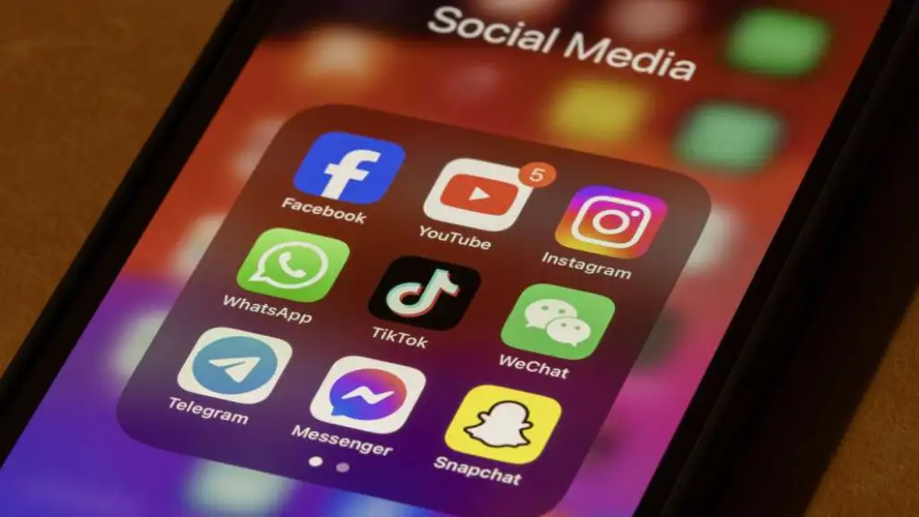 الإمارات تحظر منصات التواصل الاجتماعي للأطفال تحت سن 15 عاماً