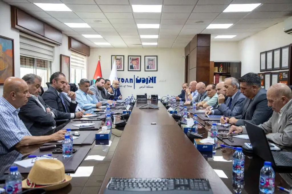 وزير السياحة والآثار يبحث مع الجمعيات السياحية سبل مواجهة التحديات وتعزيز تنافسية القطاع
