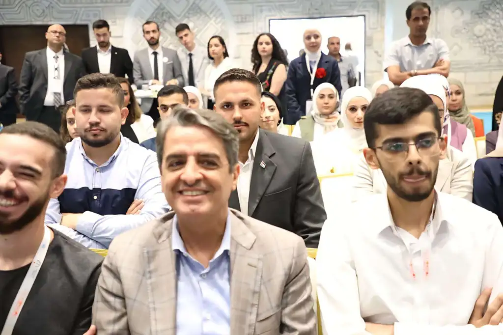 العدوان يُخصص يوماً لاستقبال الشباب و ممثلي الأندية في (مكتبه)