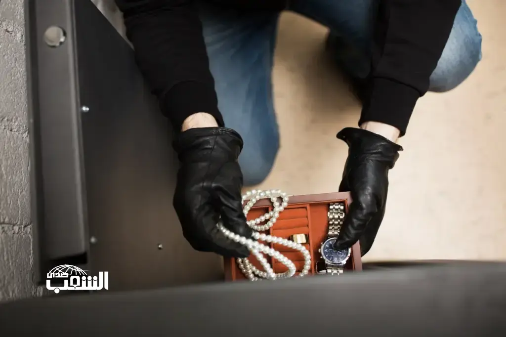 سرق «رولكس» ومصاغًا وعطورًا من شقة.. وهذا ما قررته المحكمة
